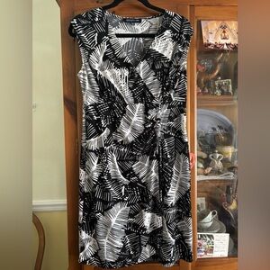 Jones New York Signature Petite Small Palm Print Faux Wrap With Synch Tie